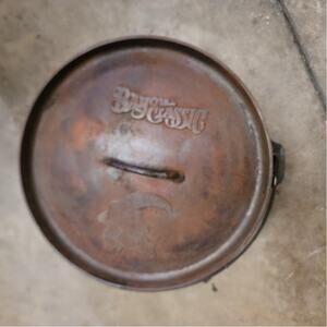 Bayou Classic 16 quart cast iron dutch oven lidded with handle